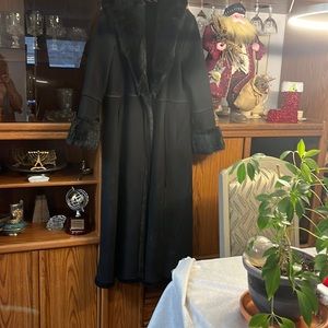 Incredible Jones New York faux Shearling long coat !